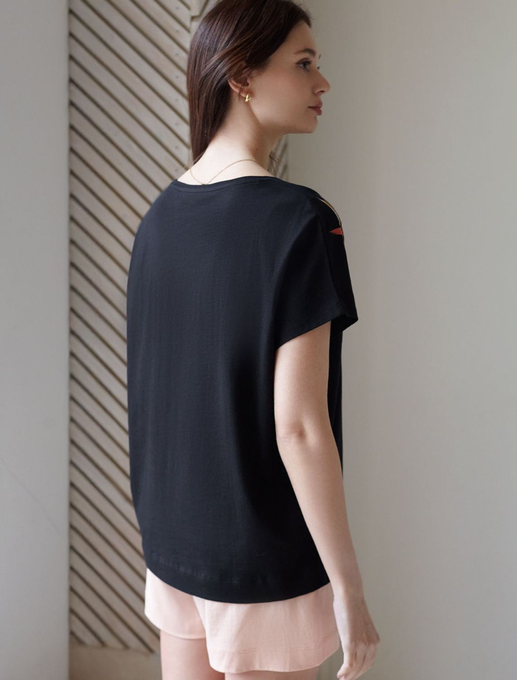 Свободная футболка с V-вырезом и цельнокроеным рукавом из 100% хлопка с принтом - Vilatte фото 3