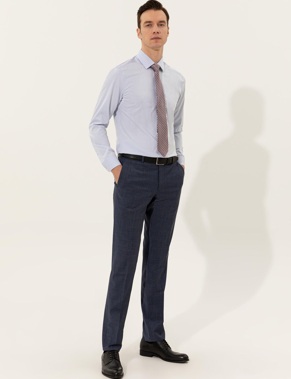 Голубая базовая рубашка зауженного кроя с длинным рукавом - Cacharel фото 4