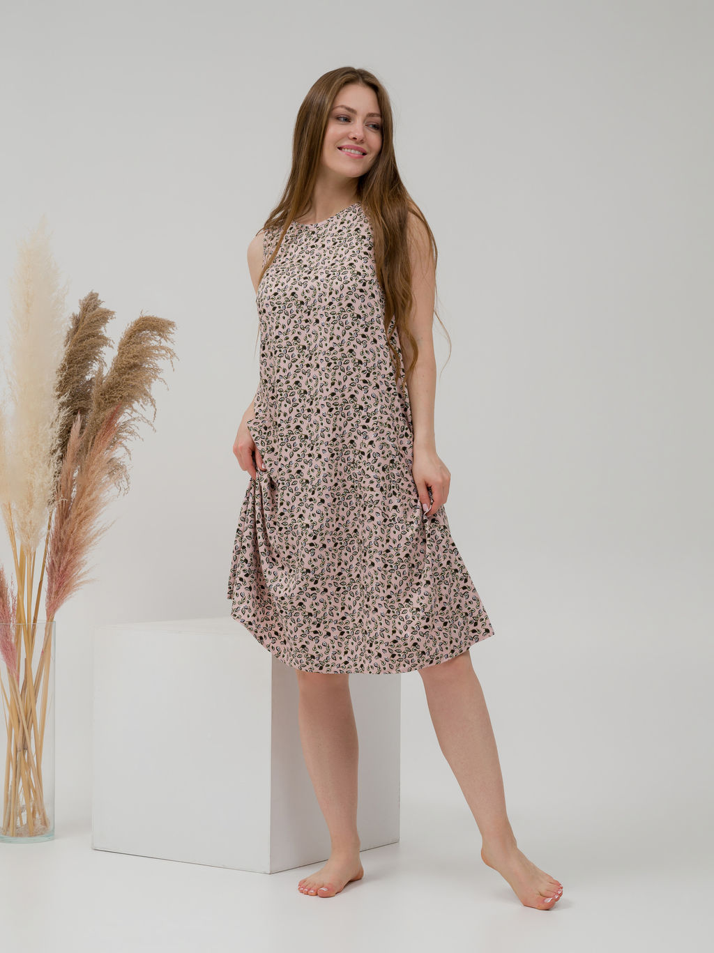 Легкое струящееся платье с карманами пудровый - Odis фото 15