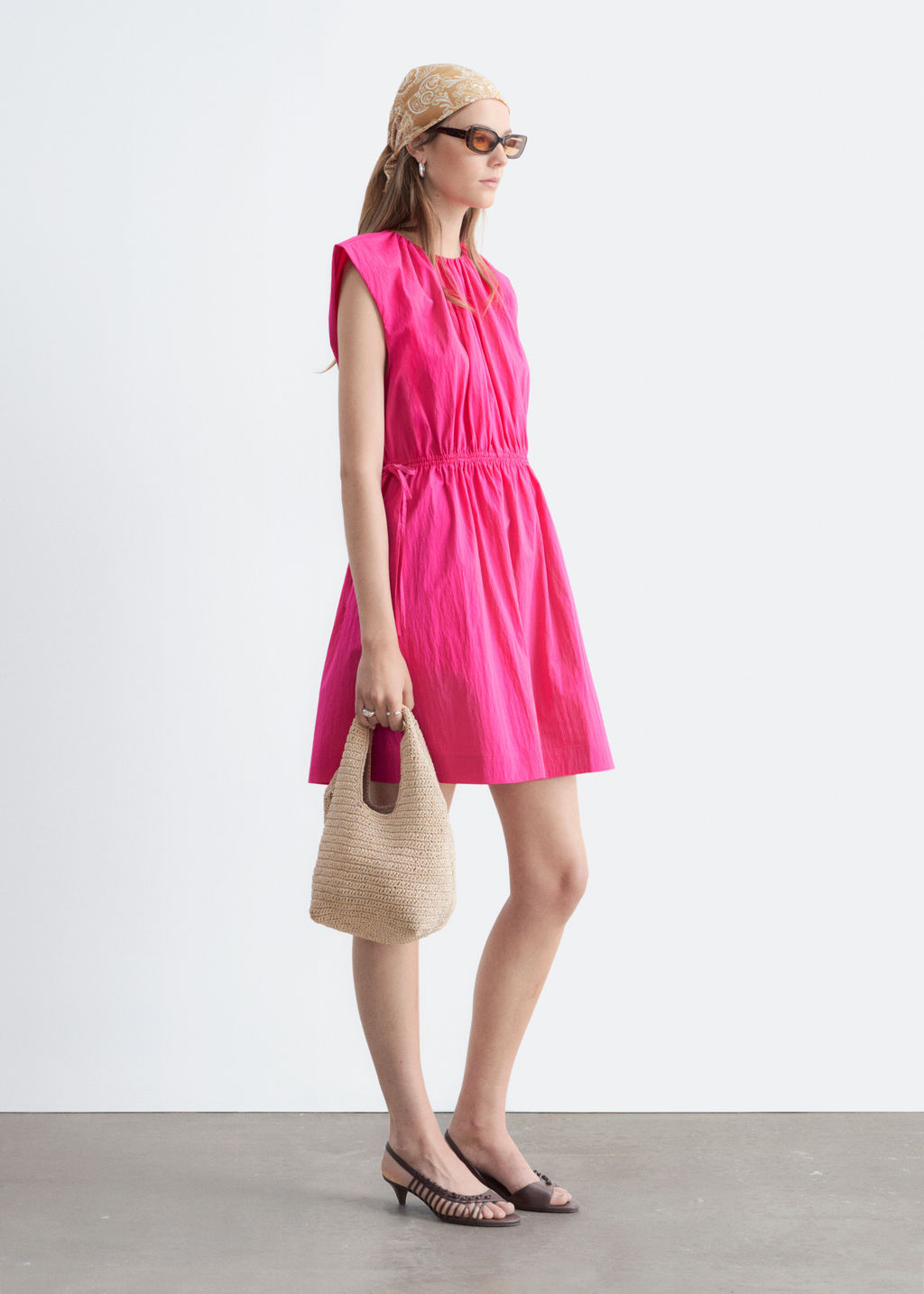 Vestido sin mangas con cord?n en la cintura
