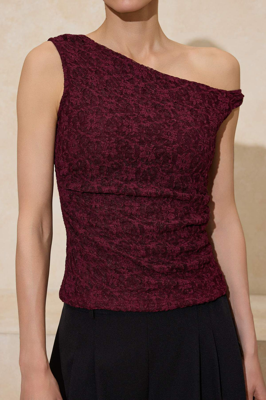 Bordo Fitted/Vucuda Oturan Asimetrik Yaka Dusuk Kol Kolsuz Dantel Orme Bluz TWOSS26BZ00077