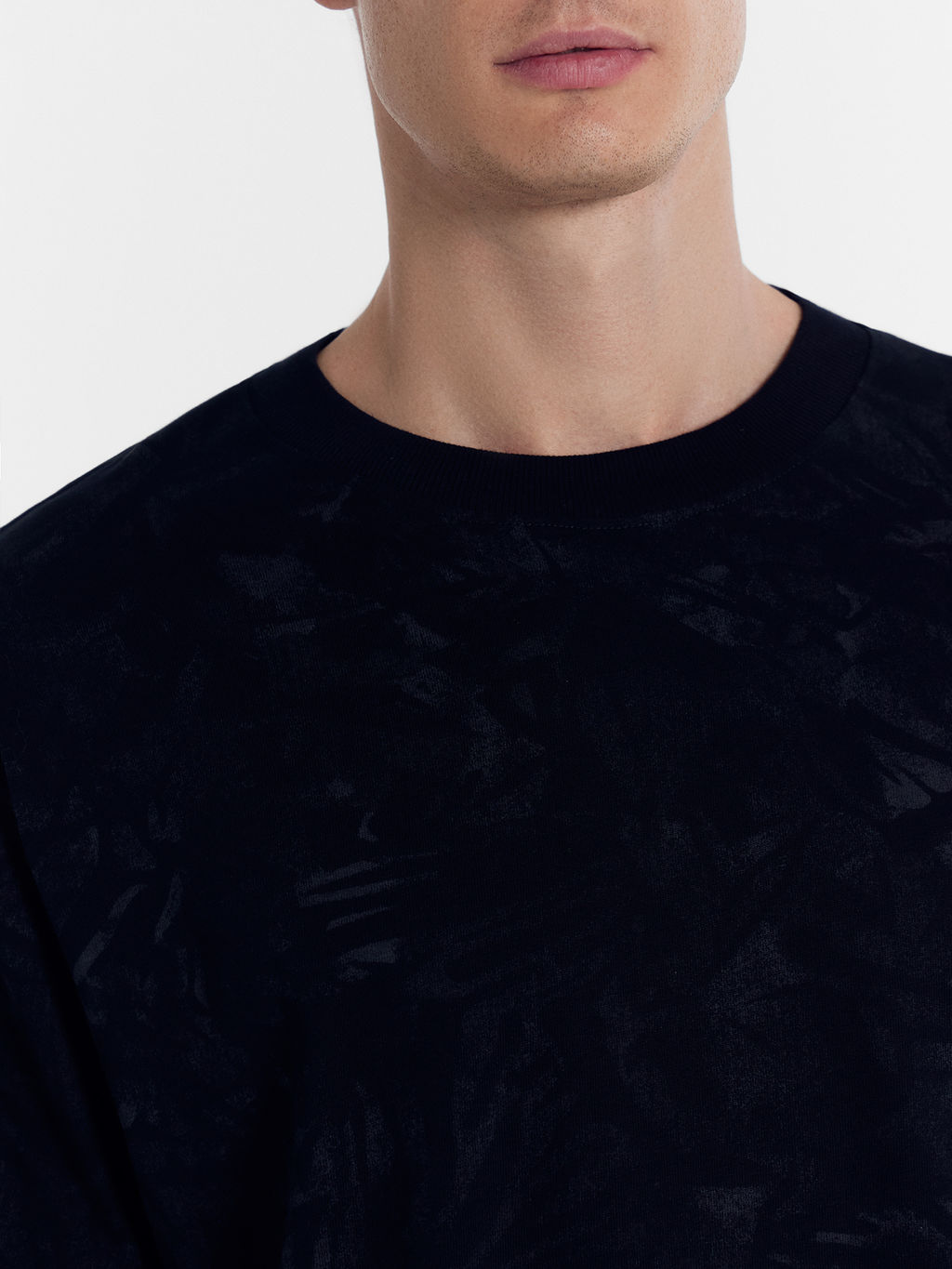 Футболка мужская фиолетово-черная с разводами разводы на черном 111846 - Mark formelle фото 5