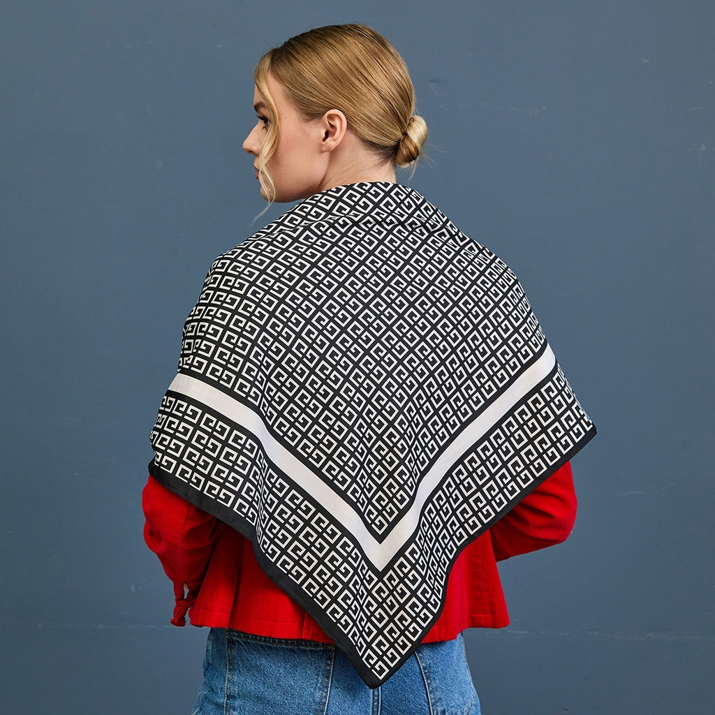 Платок с принтом G (черно-белый), 90х90 - Мастерская ПОКРОВ фото 3