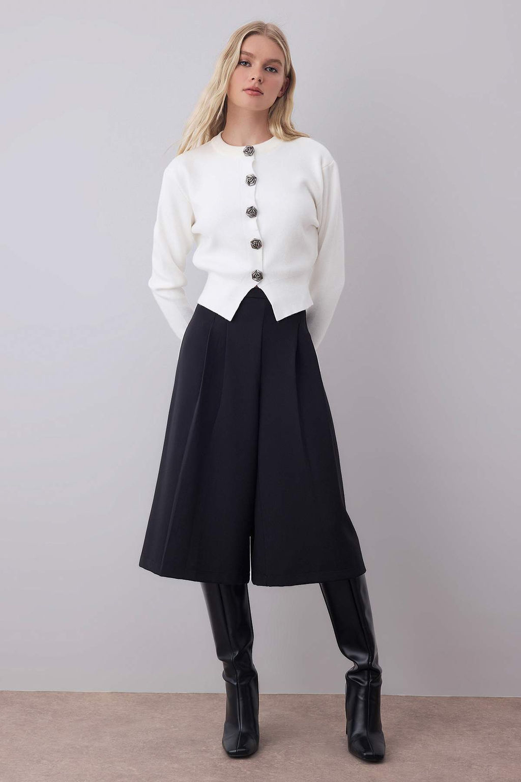 Ekru Premium Iplik/Ozel Iplik Crop Gul Dugmeli Ceket Gorunumlu Triko H?rka TWOAW25HI00110