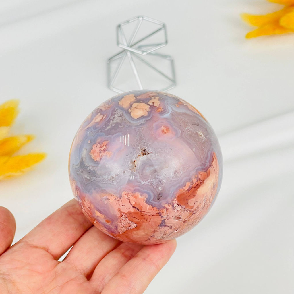 Шар из розового цветочного Агата на подставке