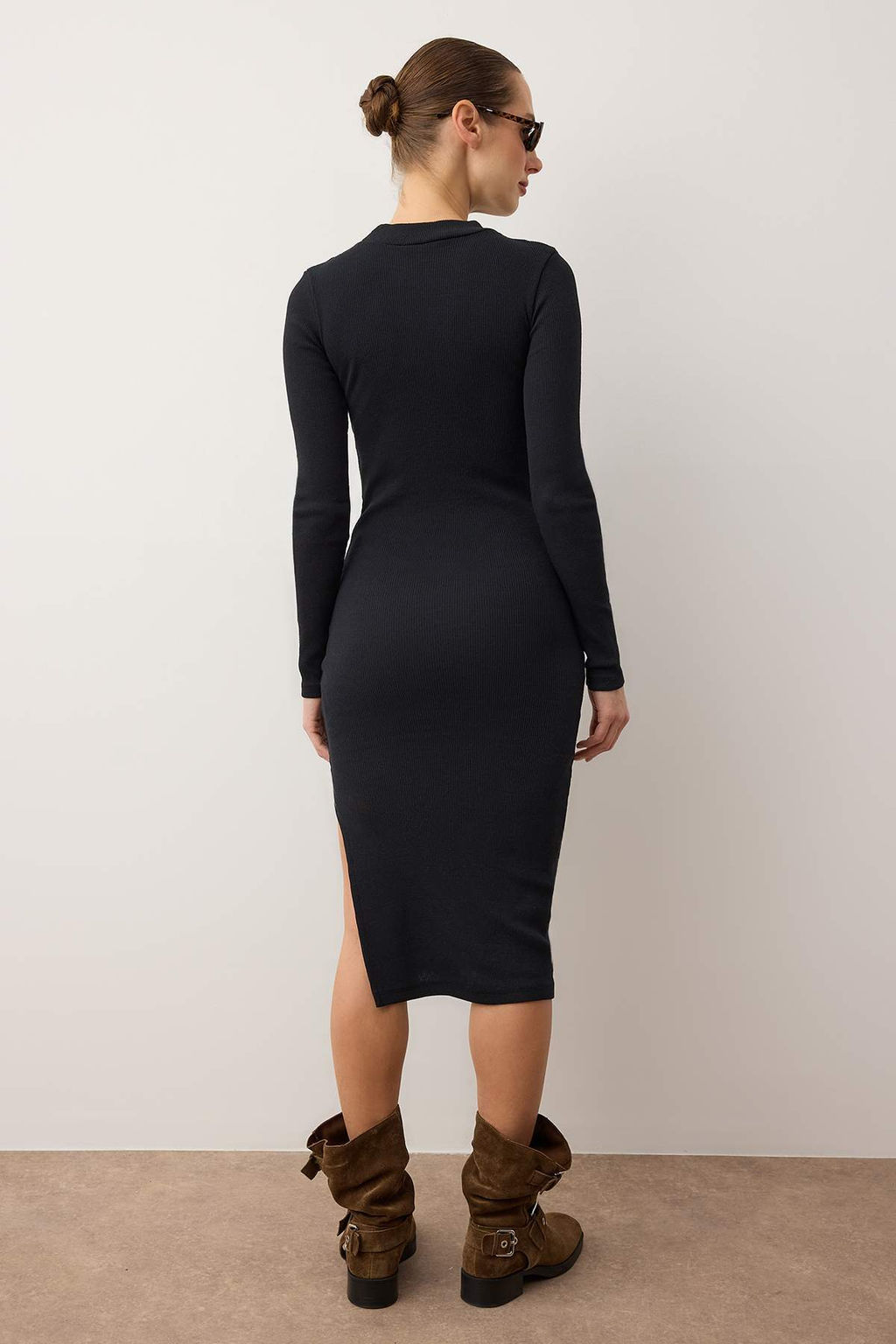 Siyah Vucuda Oturan Y?rtmacl? Bisiklet Yaka Midi Fitilli Esnek Orme Kalem Elbise TWOAW21EL0135