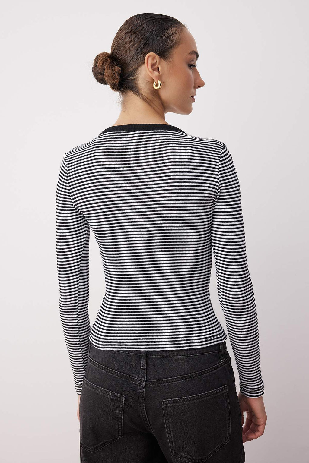 Siyah Bisiklet Yaka Dugmeli Fitted/Vucuda Oturan Esnek Fittilli Orme Bluz TWOAW26BZ00063
