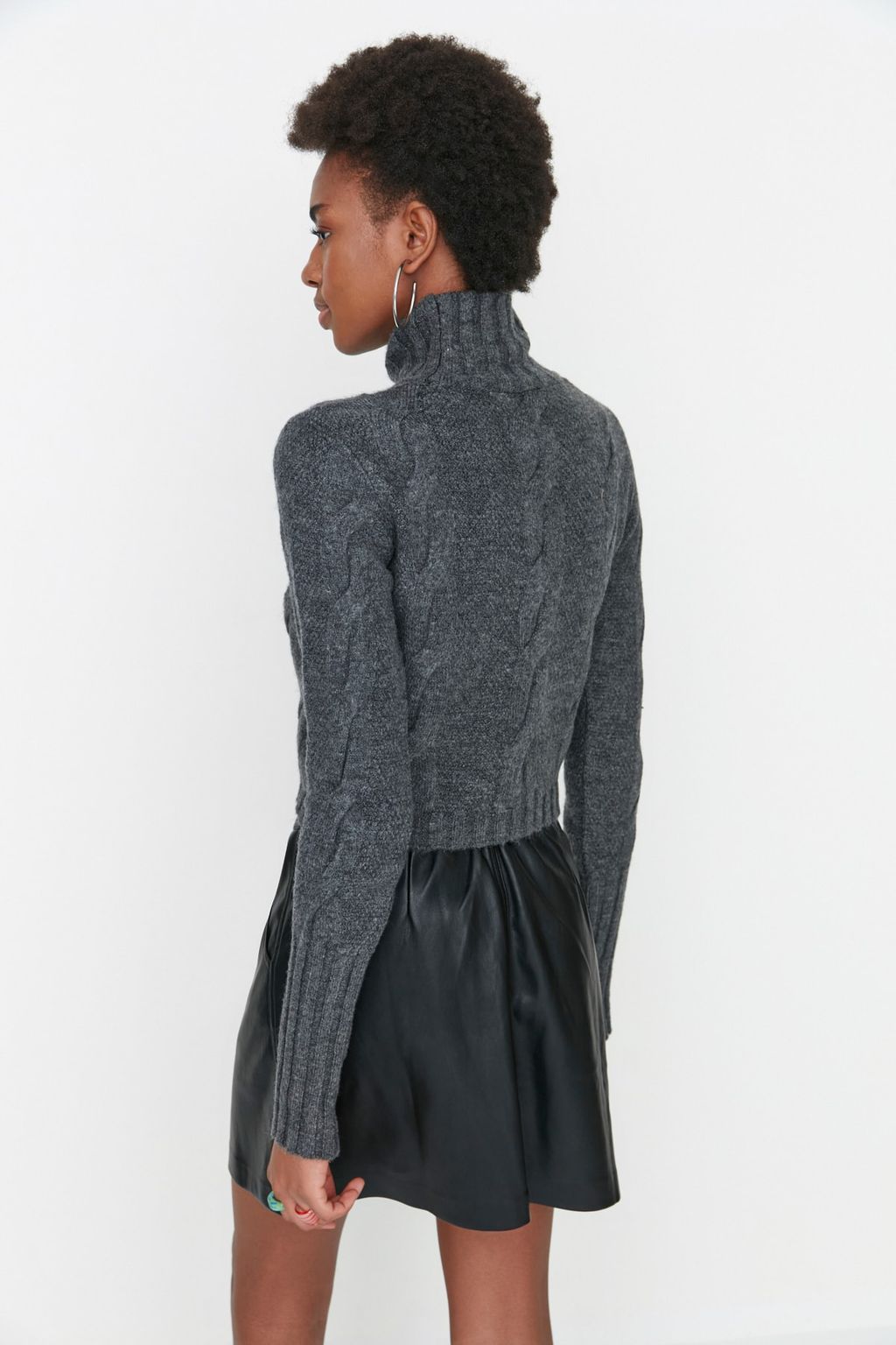 Antrasit Yumusak Dokulu Crop Sac Orgulu Triko Kazak TWOAW20KZ1175 - Trendyolmilla фото 5