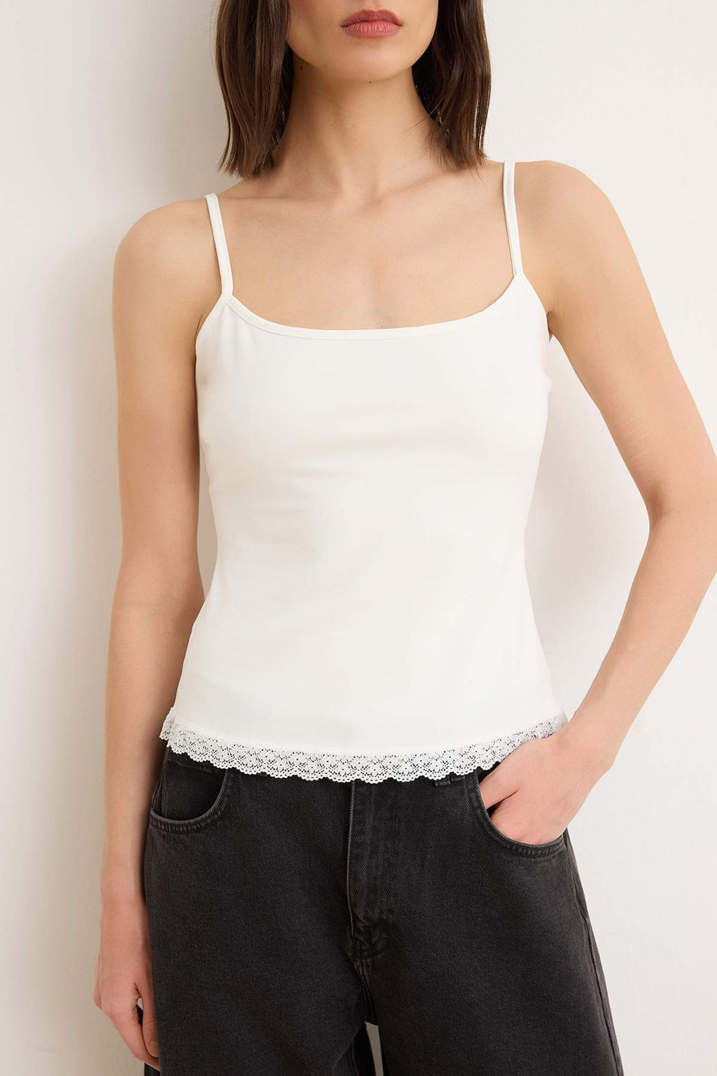 Siyah-Ekru Duz Fitted Havuz Yaka Ince Ask?l? Kolsuz Pamuklu Esnek Orme Atlet TWOSS26AL00038 - Trendyolmilla фото 6