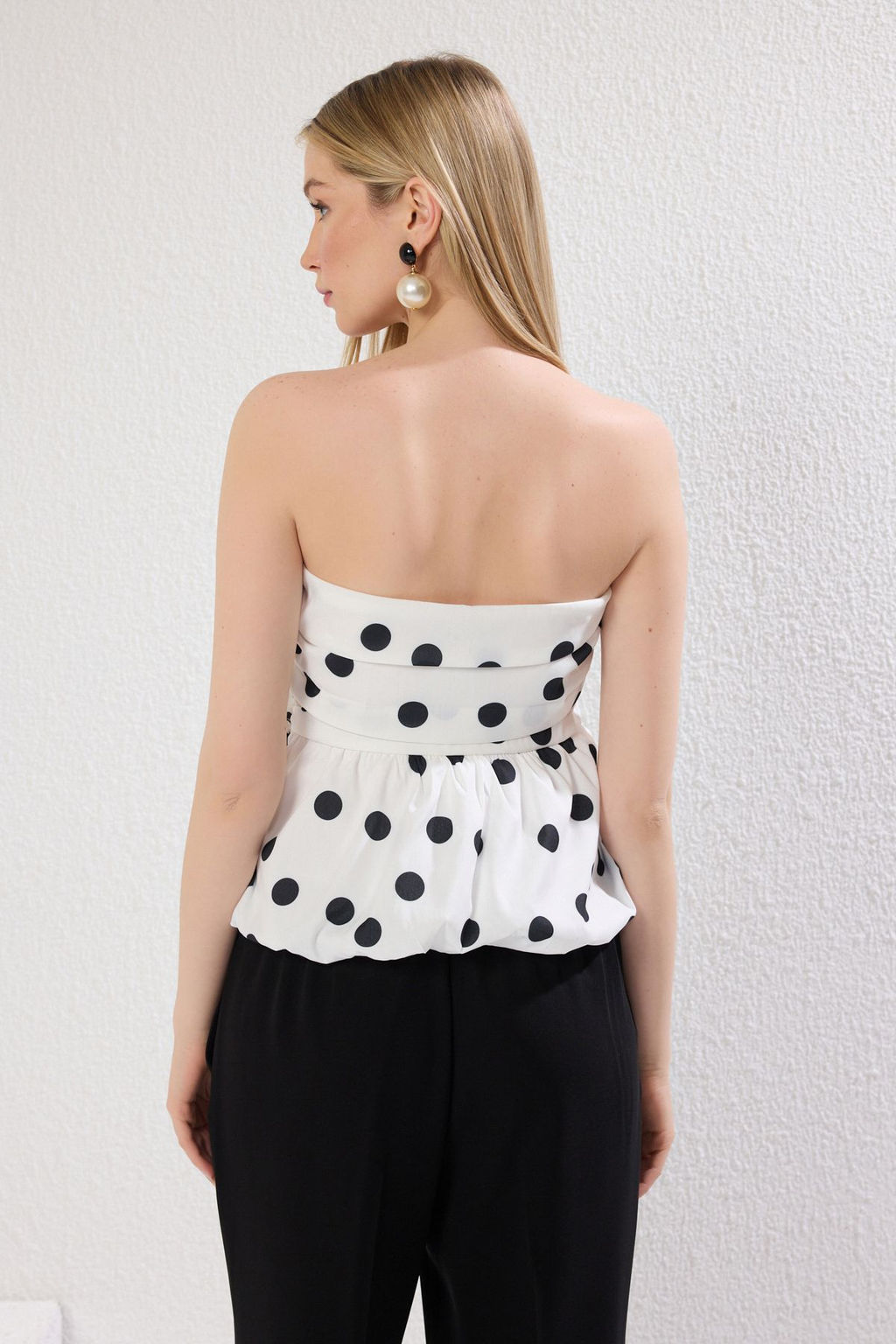 Trendyolmilla Beyaz Straplez Balon Kal?p Puantiyelli Dokuma Bluz TWOSS25BZ00423  фото 4