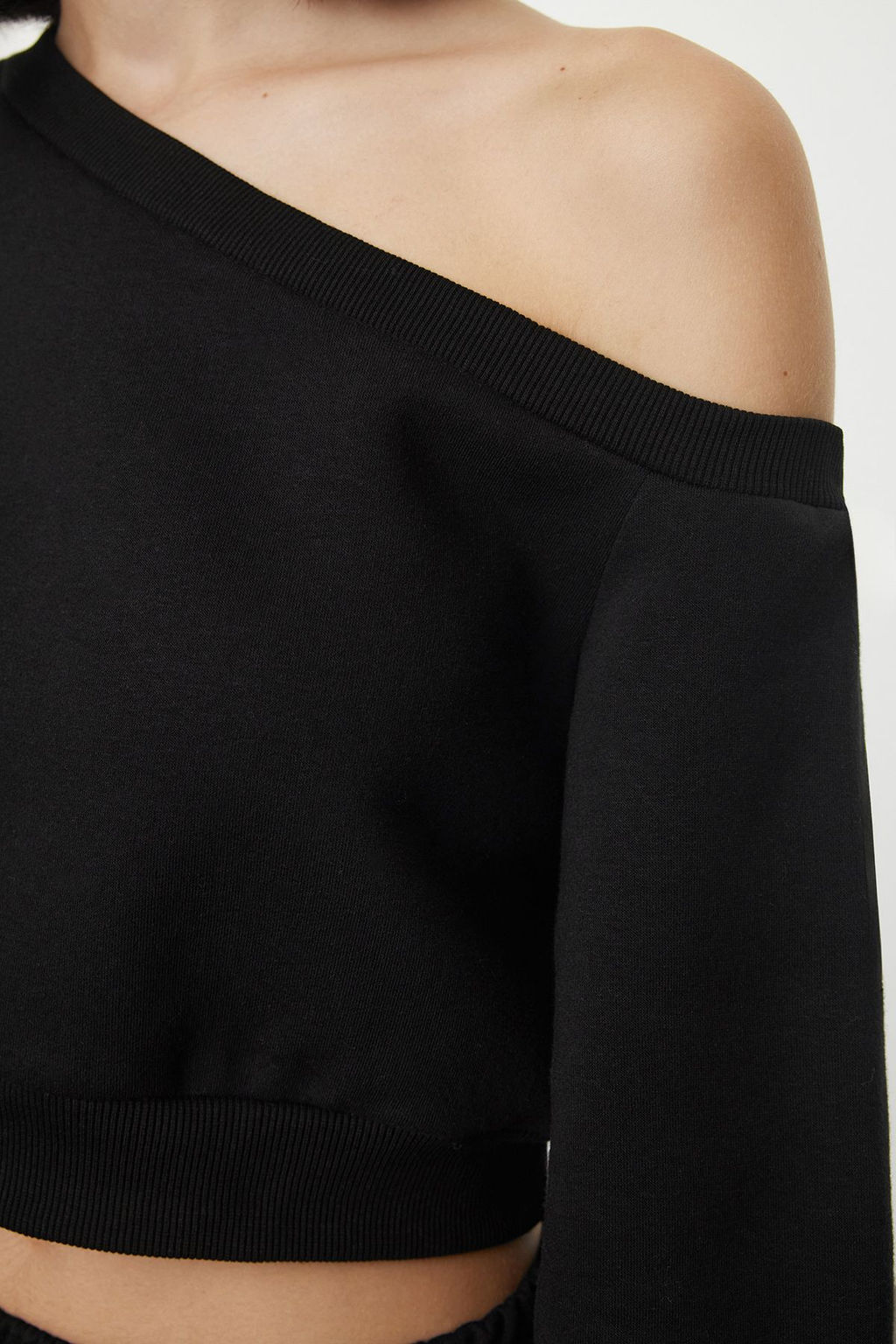 TRENDYOLMILLA Siyah Regular Kal?p Kal?n Ici Polarl? Crop Asimetrik Yaka Orme Sweatshirt TWOAW25SW00143  фото 8