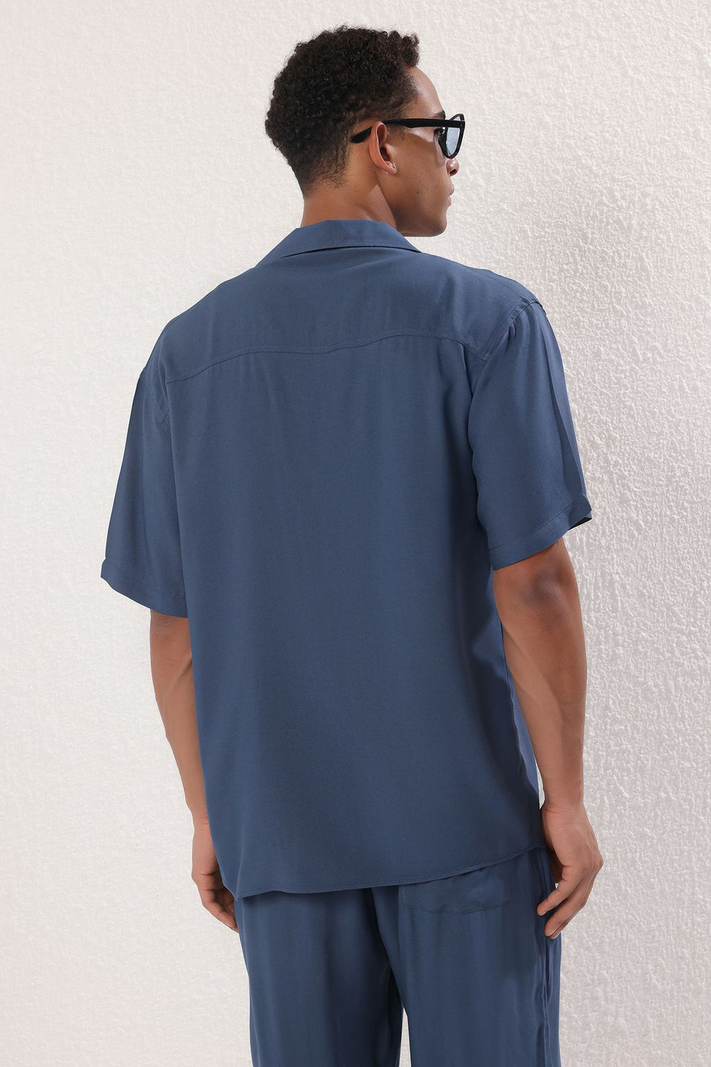 TRENDYOL MAN Lacivert More Sustainable Regular Fit Dusuk Omuz Cepli Viskon Yazl?k Gomlek TMNSS25GO00005 - Trendyolmilla фото 4