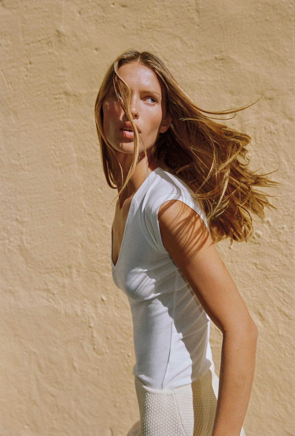 CAMISETA ESCOTE PICO / Blanco roto - Zara фото 2