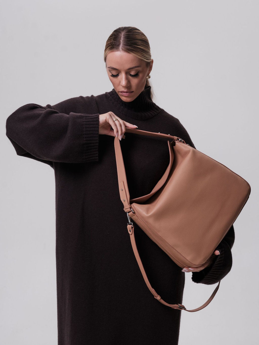 Сумка кожаная на плечо Azaro 30925 бежевая нуга