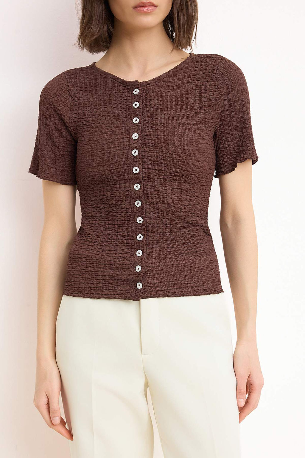 Kahverengi Fitted/Vucuda Oturan Dugmeli K?sa Kollu Dokulu Orme Bluz TWOSS26BZ00261 - Trendyolmilla фото 3