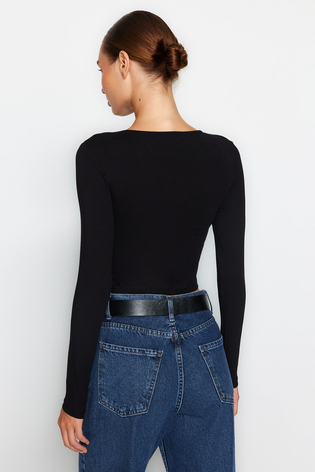 Trendyolmilla Siyah Pamuklu Gogsu Buzgulu Fitted/Vucuda Oturan Regular Boy Orme Bluz TWOAW24BZ00098 фото 6