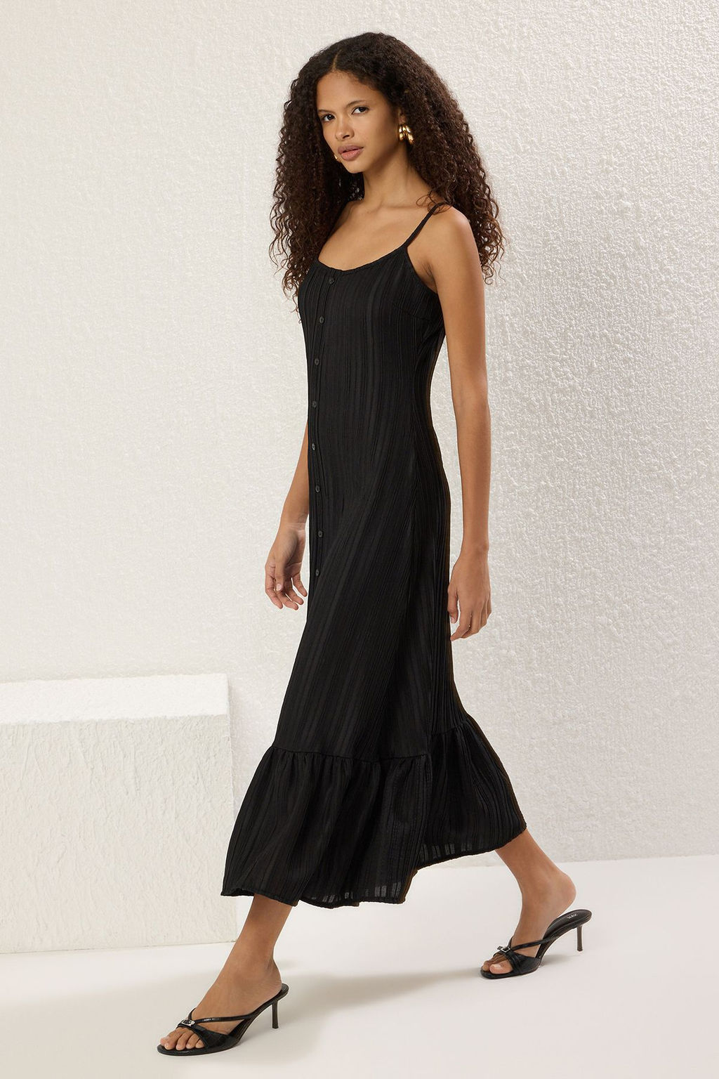 Siyah Duz Volanl? / F?rf?rl? Maxi Kare Yaka Dugmeli Orme Elbise TWOSS25EL00541 - Trendyolmilla фото 2