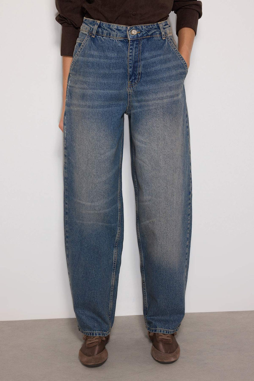 TRENDYOLMILLA Koyu Mavi Soluk Efektli Vintage Dusuk Bel Skater Jeans TWOSS24JE00052  фото 11