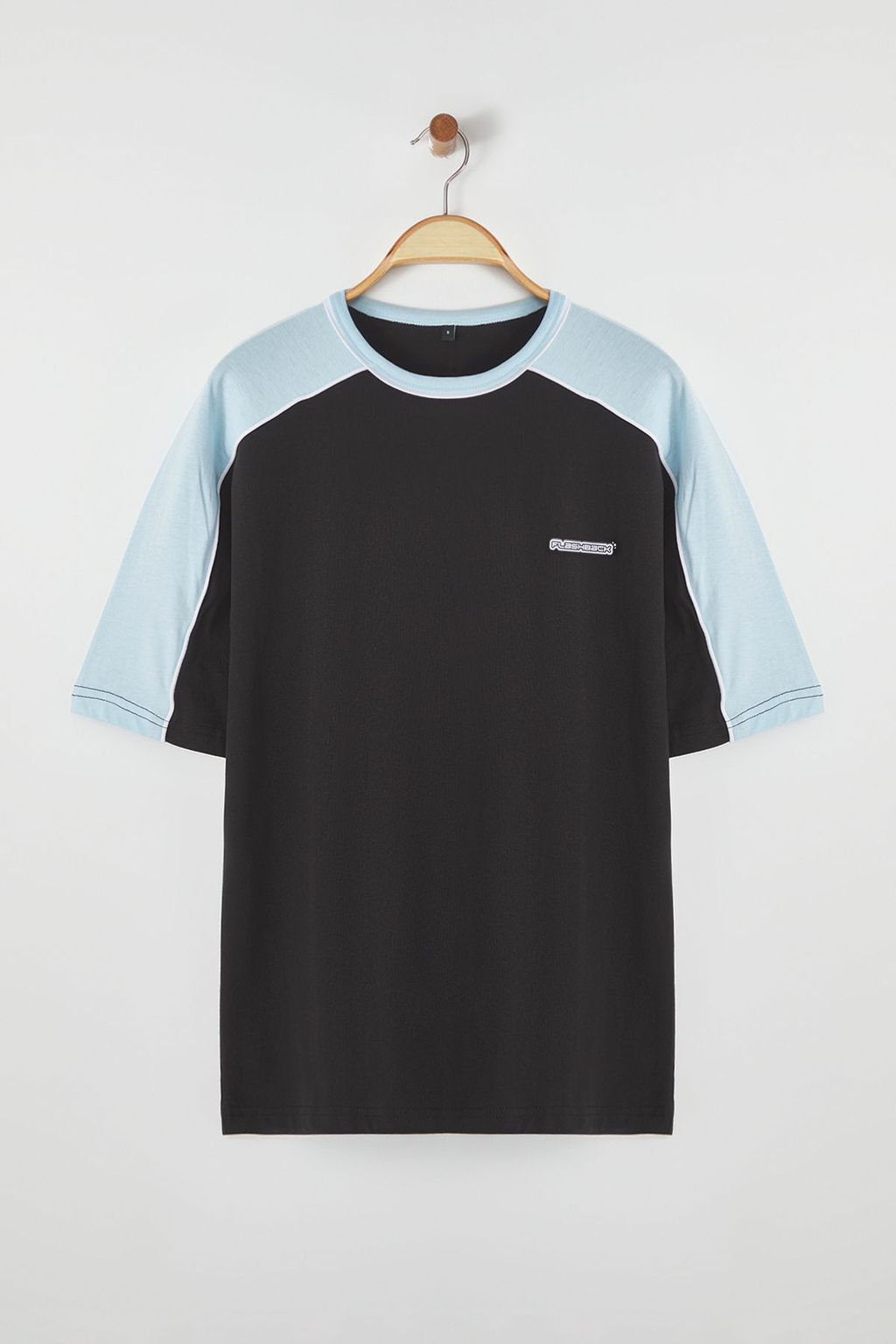 Trendyolmilla Man Siyah Oversize/Genis Bisiklet Yaka Renk Bloklu Yaz? Bask?l? %100 Pamuklu T-Shirt TMNSS25TS00018