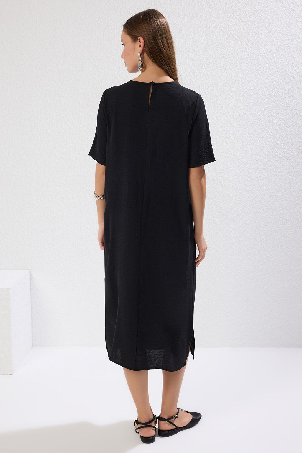 Siyah Bask? Detayl? Shift/Rahat Kesim Midi Dokuma Elbise TWOSS22EL0782 - Trendyolmilla фото 4
