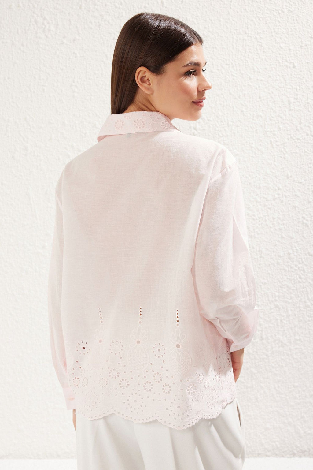 TRENDYOLMILLA Beyaz Yaka Ve Etek Ucu Nak?s Brode Detayl? Regular Normal Kal?p Dokuma Gomlek TWOSS25GO00034  фото 5