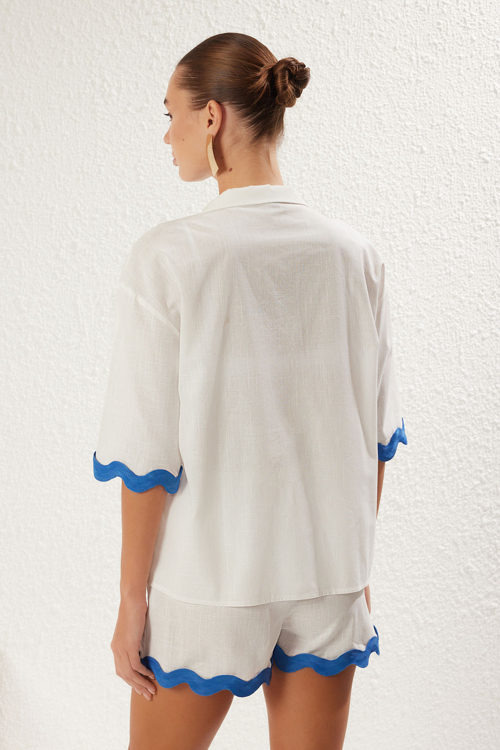 Beyaz Mavi Serit Aksesuarl? Plaj Gomlek-Sort Tak?m TBESS25AU00047