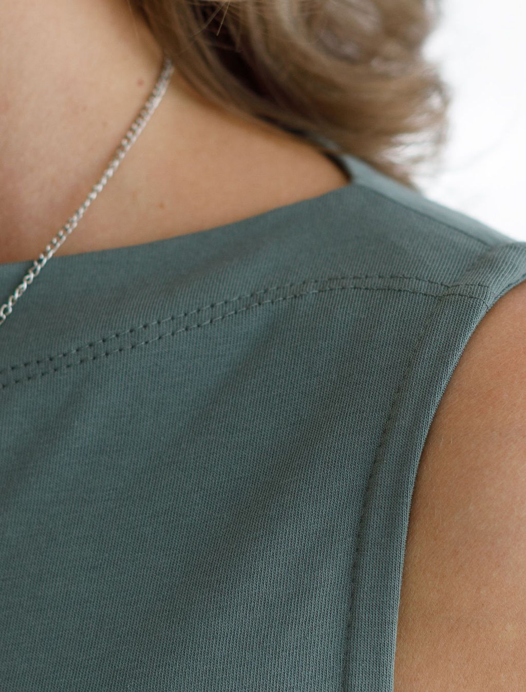 D43.201 Топ женский хаки