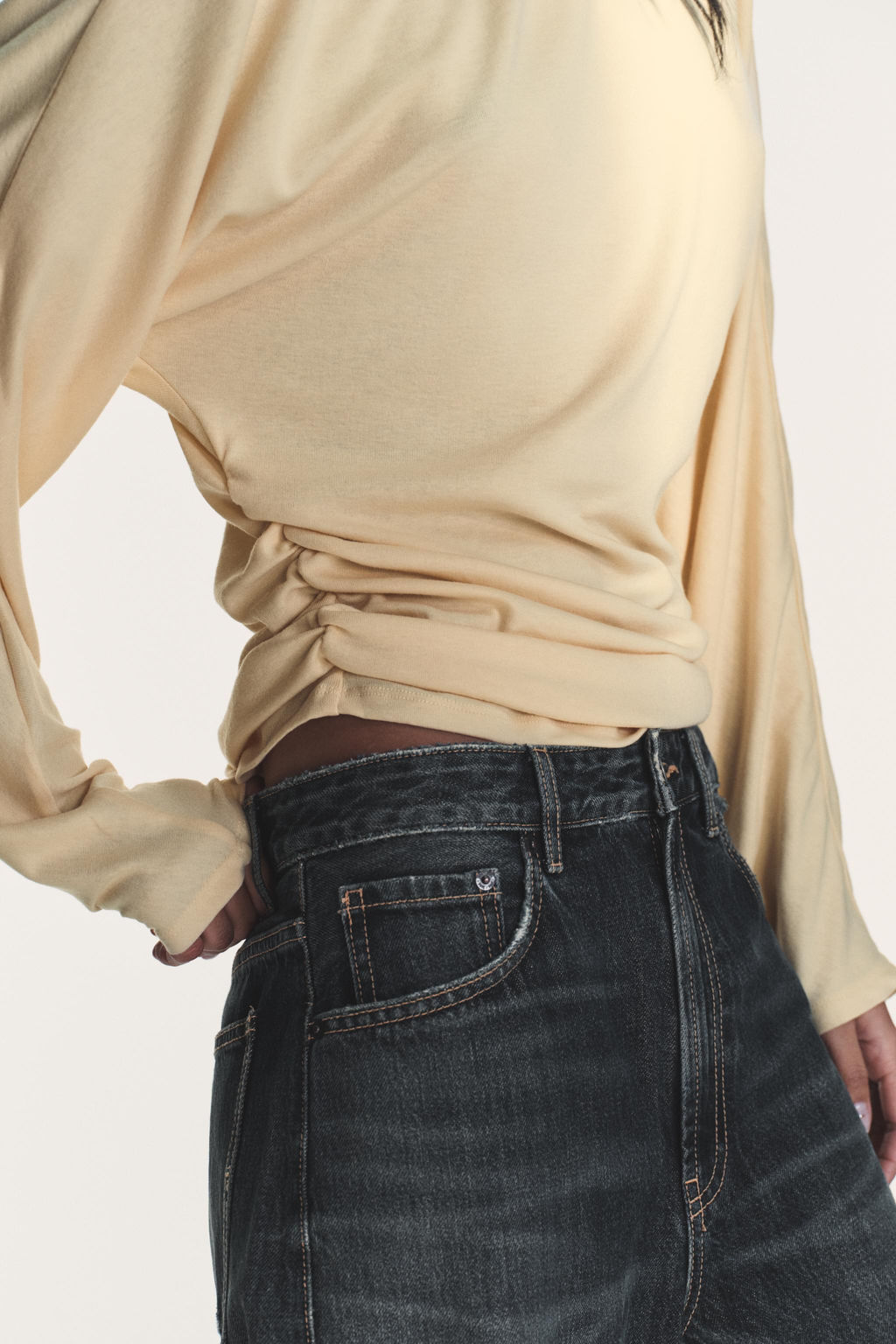 CAMISETA DRAPEADO LATERAL / Mantequilla - Zara фото 3