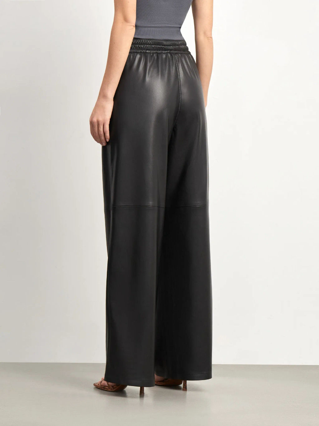 Брюки широкого кроя из экокожи - Emka фото 4