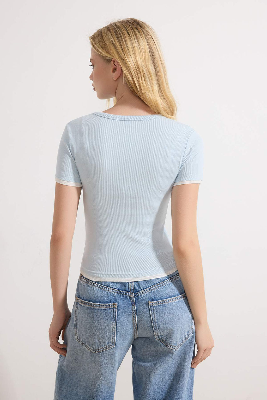 Ac?k Mavi Fitted/Vucuda Oturan K?sa Kollu Biyeli Fitilli Esnek Orme Bluz TWOSS26BZ00253 - Trendyolmilla фото 4