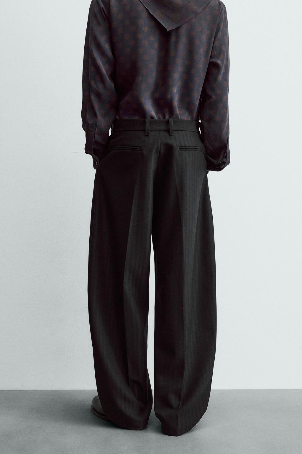 LIMITED EDITION CURVED FIT SUIT TROUSERS - Zara фото 3