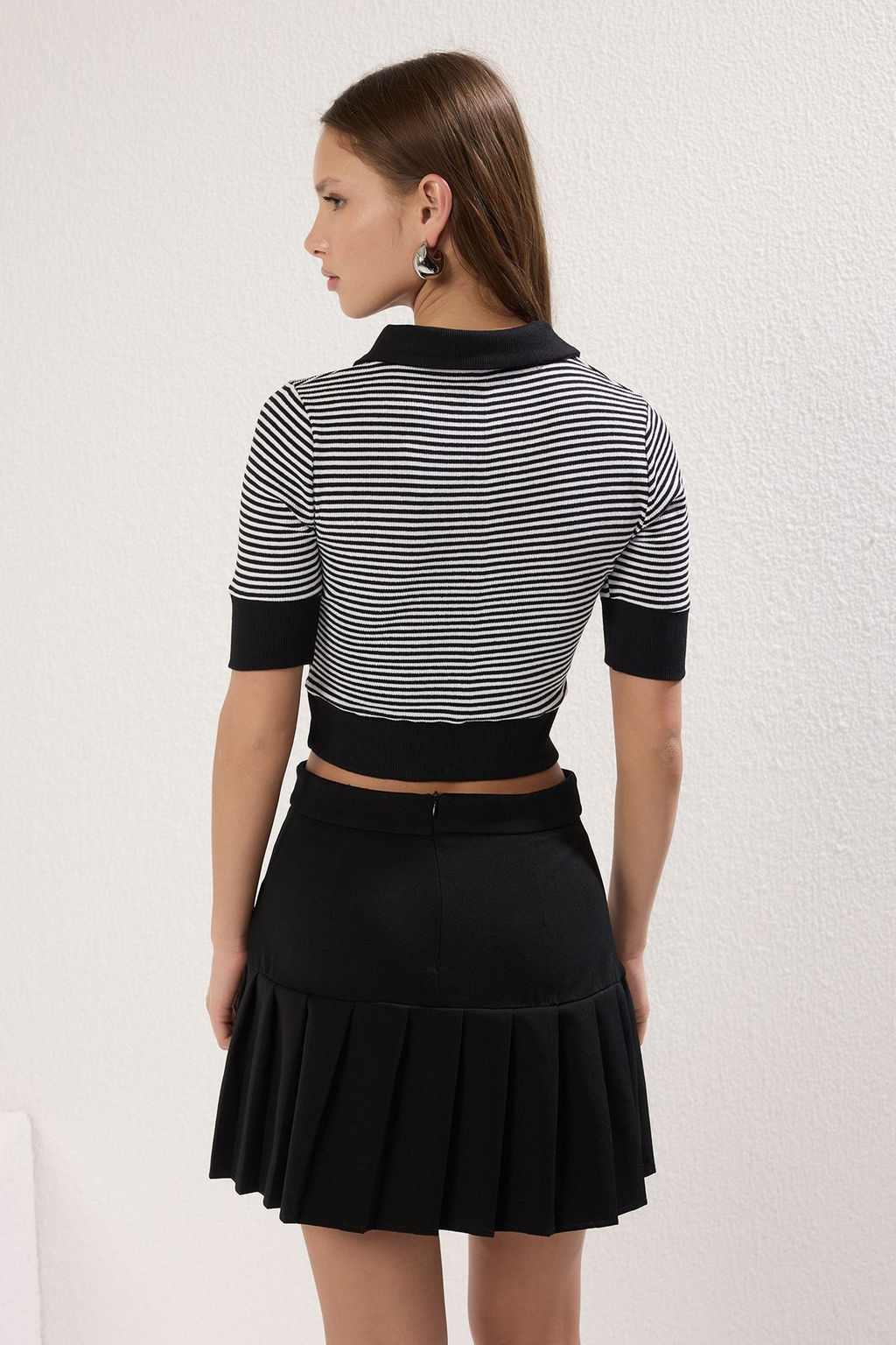 Trendyolmilla Siyah Polo Yaka Crop Fitilli Esnek Orme Bluz TWOSS25BZ00290  фото 4