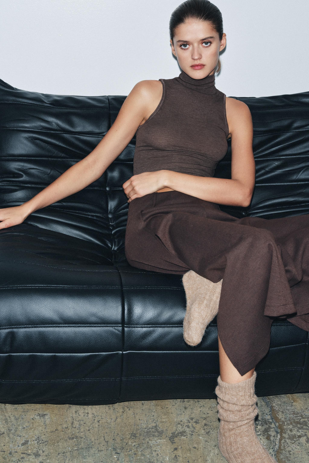 HIGH NECK SLEEVELESS TOP