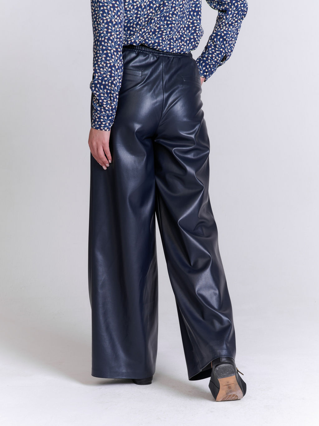 Широкие брюки из экокожи