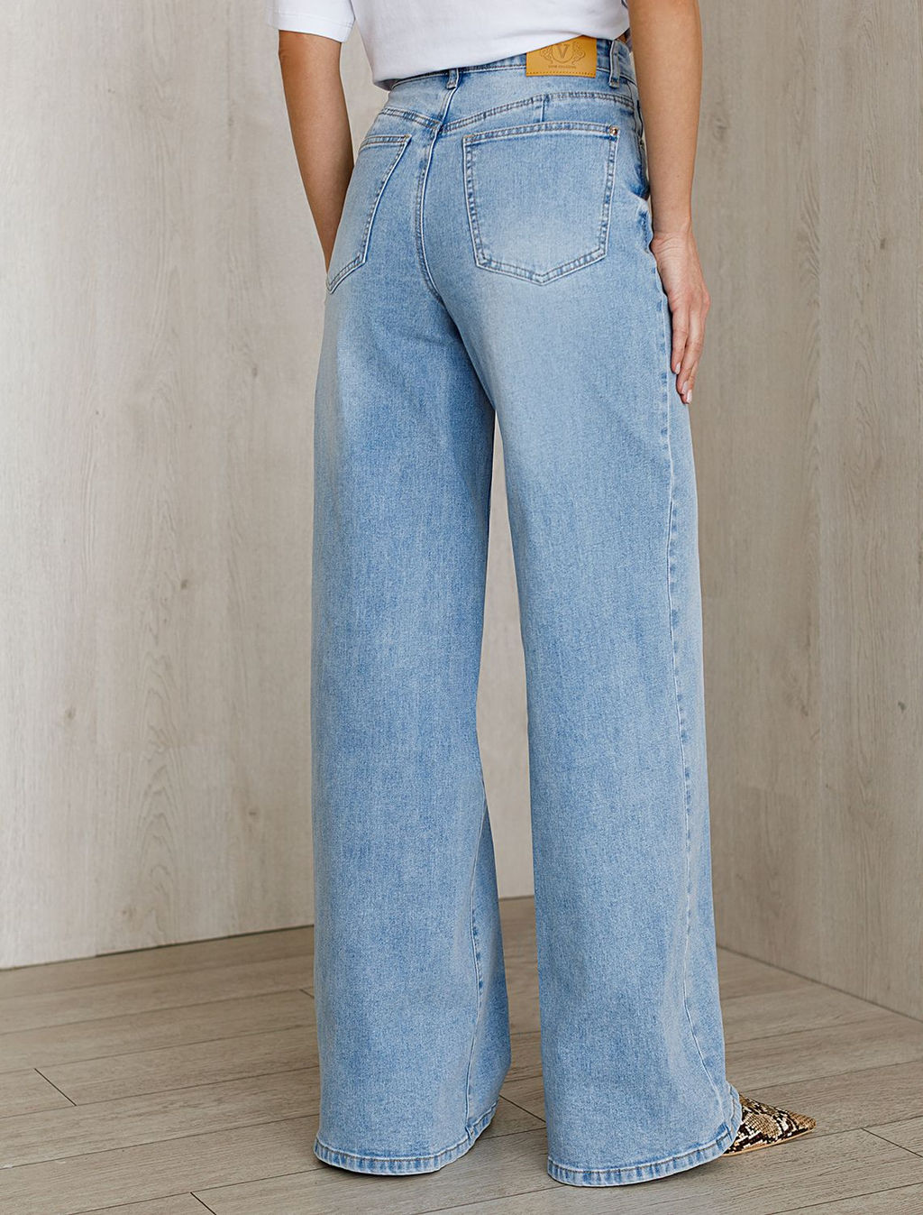 Джинсы трубы с декоративной стиркой из эластичного плотного денима - Vilatte фото 2