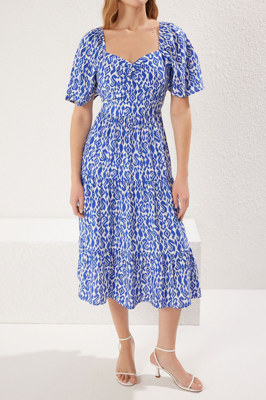 Mavi Etnik Desenli A Kesim Balon Kollu Cicek Desenli Midi Viskon Dokuma Elbise TWOSS20EL2323