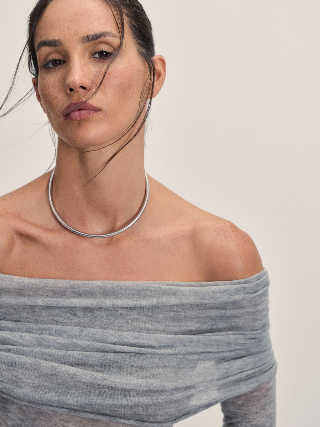 Вязаный лонгслив с открытыми плечами из 100% шерсти / Zarina  фото 3