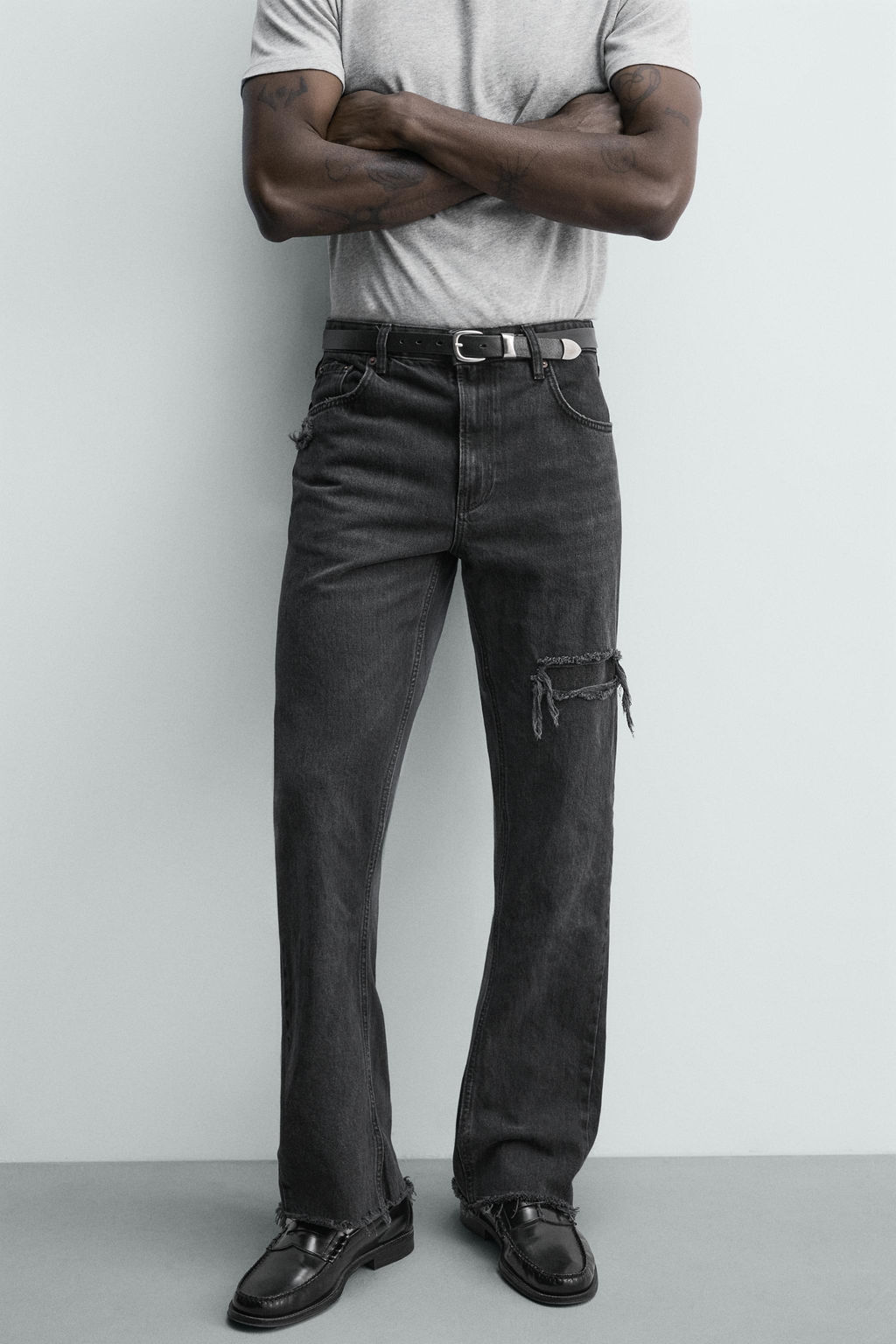 JEANS FLARE FIT ROTOS / Negro - Zara фото 5