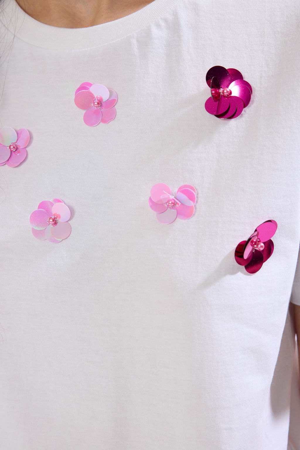 TRENDYOLMILLA Beyaz Cicek Aksesuar Detayl? Regular/Normal Kal?p Orme T-Shirt TWOSS25TS00126  фото 3