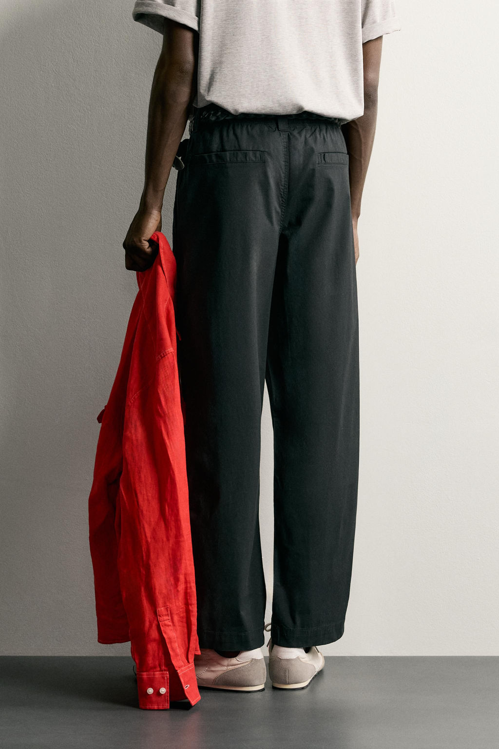 PANTAL?N RELAXED FIT PLIEGUES / Negro - Zara фото 2