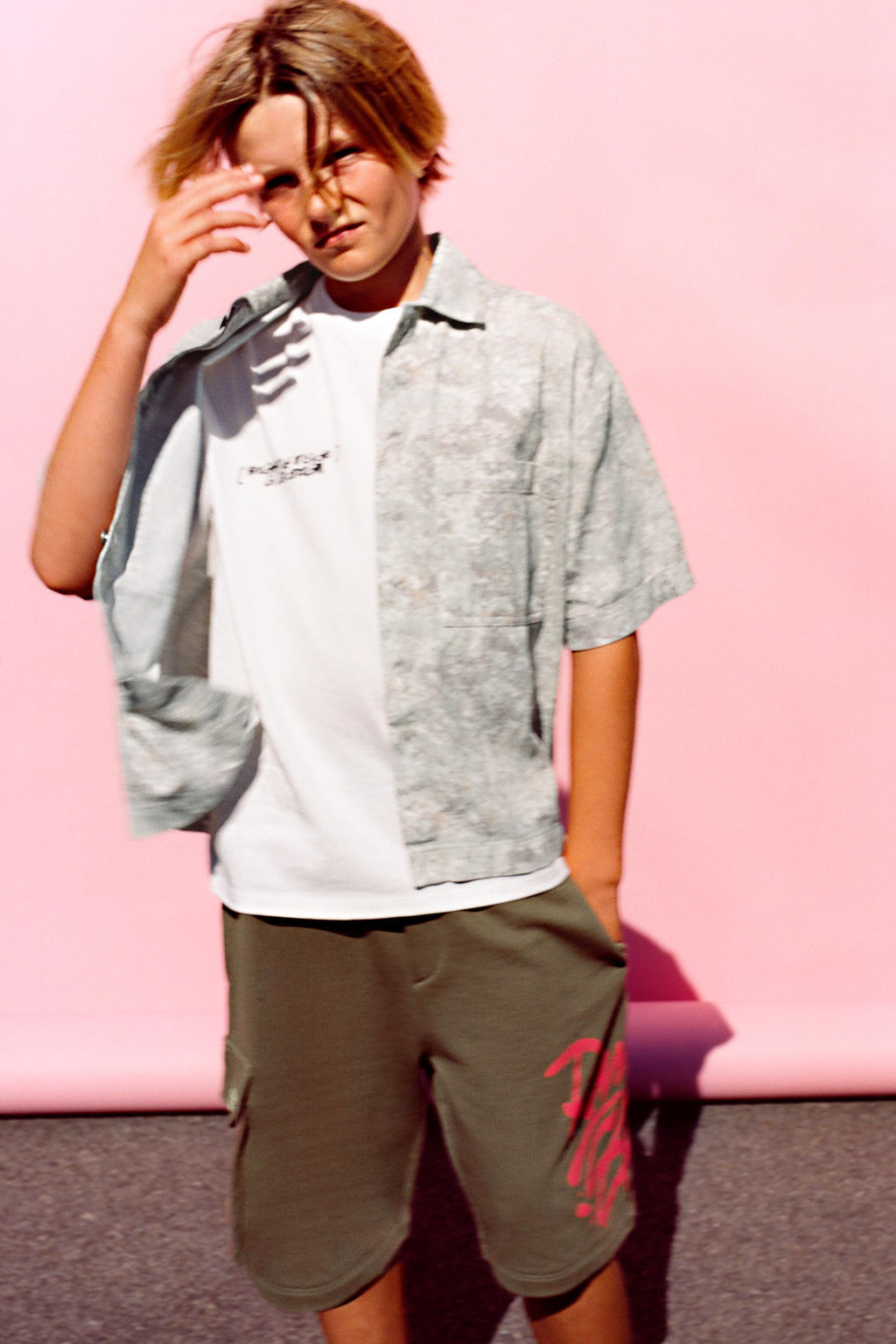 CAMISA SARGA ESTAMPADA / Crudo