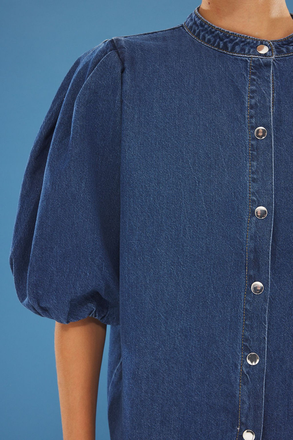TRENDYOLMILLA Mavi Volanl? Balon Kollu Hakim Yaka Denim Gomlek TWOSS25GO00114  фото 4