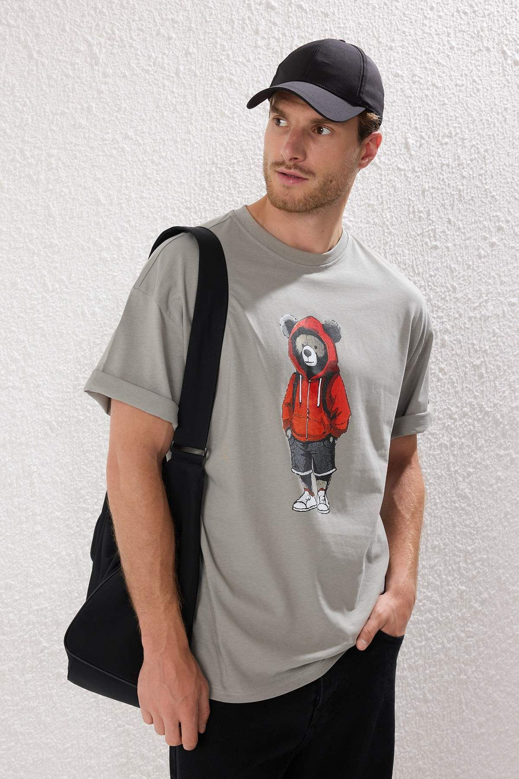 TRENDYOL MAN Ekru Unisex Oversize/Genis Kesim Ay?c?k Bask?l? %100 Pamuklu T-Shirt TMNSS25TS00158