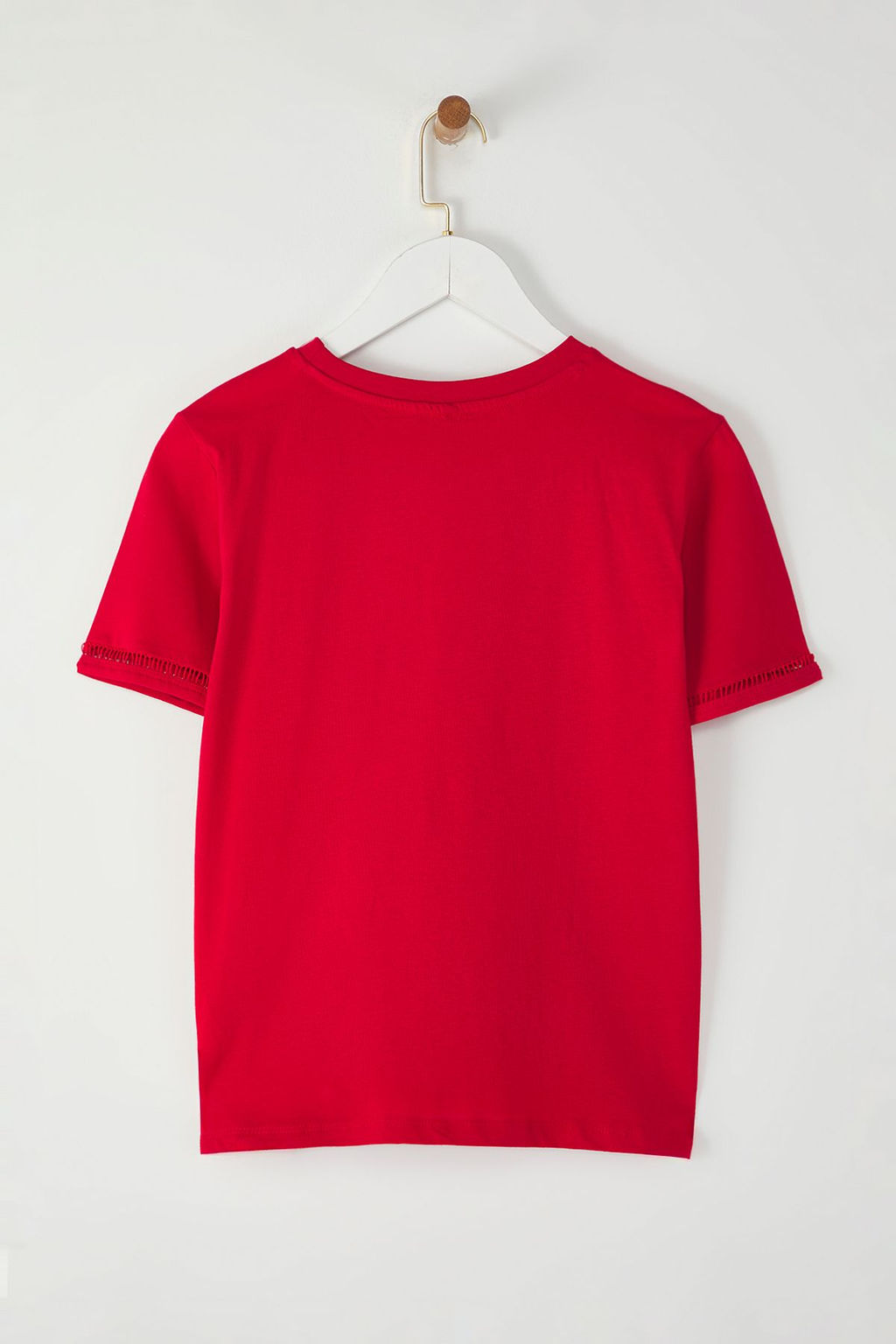 K?rm?z? %100 Pamuk Isleme Detayl? Basic Bisiklet Yaka Orme T-Shirt TWOSS23TS00012