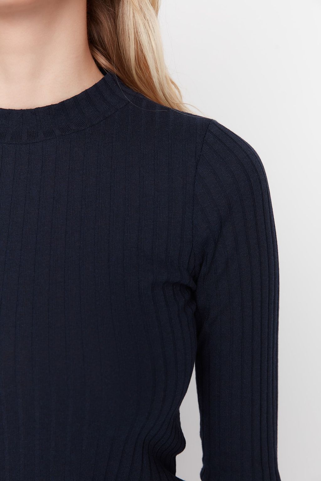 Trendyolmilla Siyah Dik Yaka Fitilli Esnek Fitted/Vucuda Oturan Orme Bluz TWOAW20BZ0200 фото 9