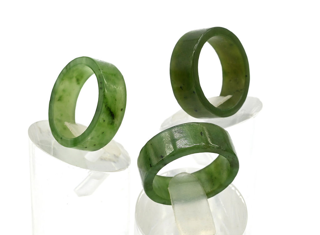 Кольцо из нефрита, ширина 7-8мм, размер 17 Радуга камня