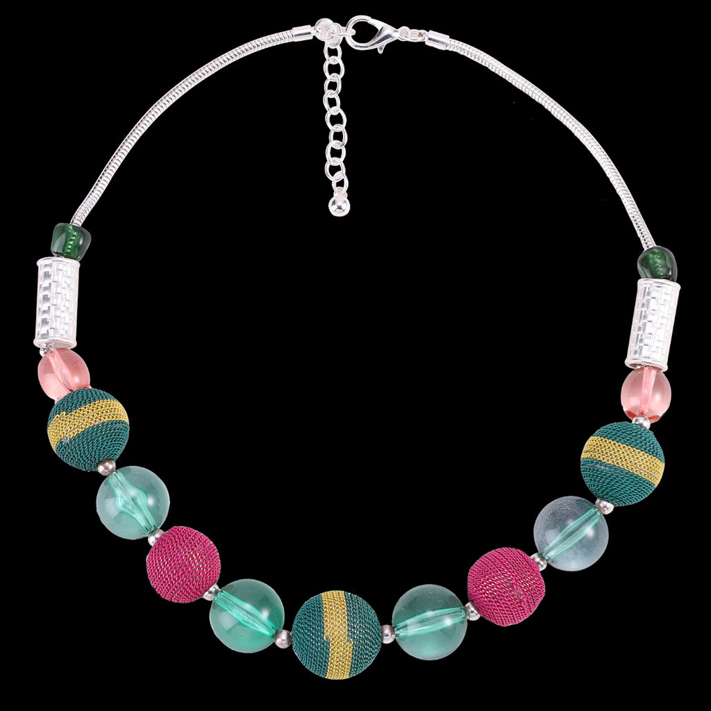 Яркое ожерелье с бусинами на цепочке - Модные истории фото 3