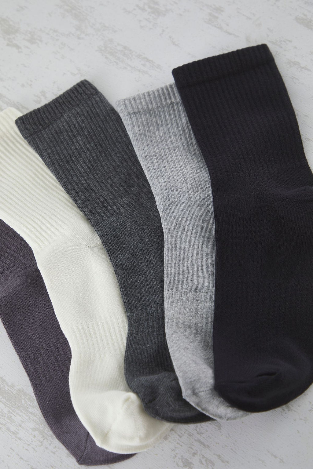 TRENDYOL MAN Siyah-Gri-Ekru Unisex 5li Paket K?sa Boy Kolej Yazl?k Pamuklu Corap TMNSS25CO00013