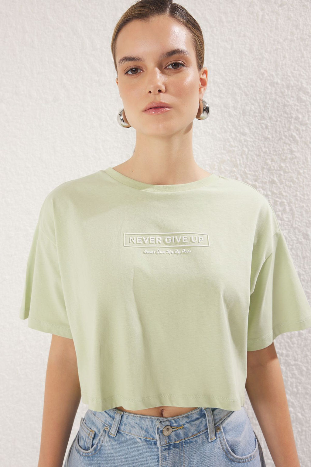 TRENDYOLMILLA Mint %100 Pamuk Relaxed/Rahat Kal?p Crop Yuksek Bask?l? Orme T-Shirt TWOSS25TS00084