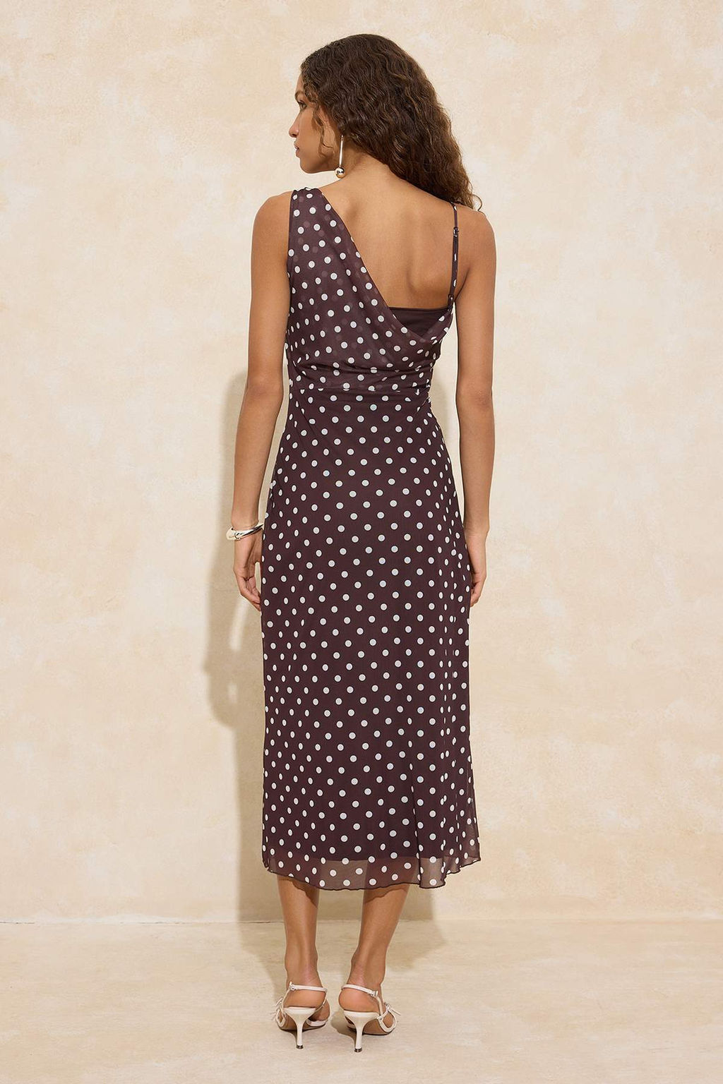 Kahverengi Puantiyeli Bodycon Asimetrik Yaka Kolsuz Buzgulu Maxi Tul Orme Elbise TWOSS26EL00024